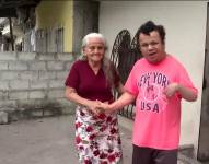 Imagen de César y su abuela Mercedes.