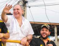 Abdalá Bucaram y Jacobo Bucaram en una caravana.