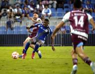 Jugadores de ambos clubes disputando el balón.