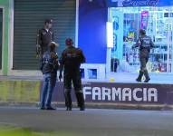 Imagen de una escena del crimen afuera de una farmacia, en el norte de Guayaquil.