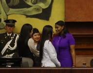 Diana Salazar en el Pleno de la Asamblea Nacional el 25 de enero del 2024. En el medio, Viviana Veloz del correísmo.