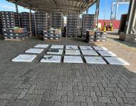 Foto de agentes descubriendo planchas de cocaína en el techo de un contenedor en Posorja, Guayaquil.