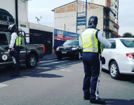 Agentes de tránsito realizando controles.