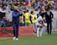 El entrenador de la Selección de Ecuador, Félix Sánchez Bas, dando indiciaciones en el amistoso ante Italia