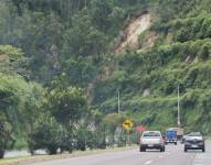 Miles de vehículos circulan por la avenida Simón Bolívar.