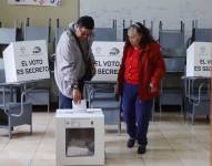 Votantes en el Colegio Mejía, en Quito.