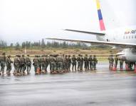Cientos de militares llegaron este viernes al aeropuerto Mariscal Sucre, en Quito.