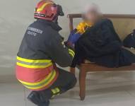 Foto de bombero atendiendo a uno de los afectados.