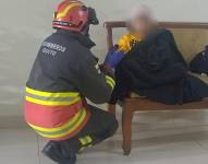 Foto de bombero atendiendo a uno de los afectados.
