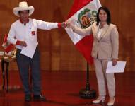 Fotografía del 17 de mayo de 2021 de los candidatos presidenciales Pedro Castillo (i), del partido Perú Libre, y Keiko Fujimori (d), del Fuerza Popular.