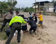Habitantes de varias parroquias tuvieron que sacar los escombros y el agua de sus casas y también de las calles.
