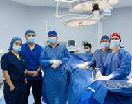 Imagen del equipo de médicos que extrajo una bola de pelos del estómago de una mujer, en Portoviejo.