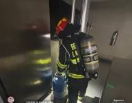 Personal del Cuerpo de Bomberos de Latacunga interviniendo en el hospital.