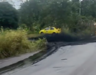 A través de un video, una mujer alerta que hay derrame de petróleo en Orellana.