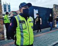 Agente de tránsito fuera del Colegio La Condamine.