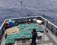La Armada Nacional y el Comando de Guardacostas a 60 millas náuticas frente a las costas de Manta, decomisaron el pasado 15 de septiembre, bultos con presuntas sustancias sujetas a fiscalización.