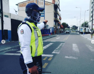 Agente de tránsito realizando controles.