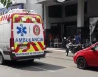 Foto de una ambulancia, en los exteriores de un hotel ubicado en el centro de Portoviejo, capital de Manabí.