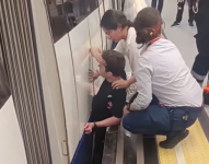 Hombre joven atrapado en los rieles del metro de Madrid.