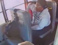 Asistente escolar mientras da un golpe a niño con autismo.