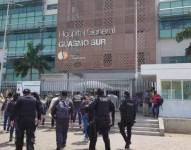 Policías y funcionarios de Fiscalía ingresaron al hospital Guasmo Sur.