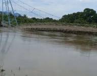 El puente se desplomó sobre el río.