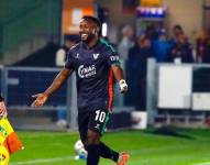 John Yeboah celebra su con Venezia contra Sudtirol, en la décima jornada de la Serie B del fútbol italiano.