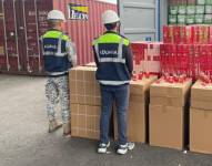 Imagen de funcionarios del Servicio Nacional de Aduanas en un decomiso de cigarrillos que entraron de manera irregular a Ecuador.
