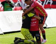 Jugadores del Deportivo Cuenca celebran el gol de propia puerta de José Marrufo, jugador de Macará