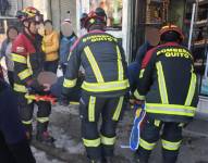 Los bomberos atendieron a los afectados tras el choque, en el sur de Quito.