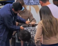 Quito: un hombre quedó atrapado en un contenedor de basura en el Centro Histórico