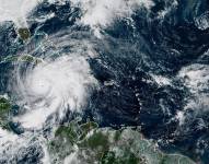 Fotografía satelital cedida este martes por la Oficina Nacional de Administración Oceánica y Atmosférica de Estados Unidos (NOAA), a través del Centro Nacional de Huracanes (NHC), donde se muestra la localización del huracán Melissa en el mar del Caribe.