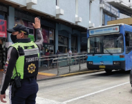 Agente de tránsito realizando controles.