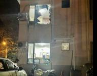 Las imagen muestra el vidrio roto de una ventana, tras el ataque con granada.