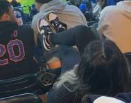 Mujer agrede a hombre en partido de béisbol en Estados Unidos