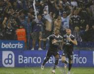 Joao Rojas (d.) festejando el gol de Dixon Arroyo (i.) en la final de vuelta ante Independiente.