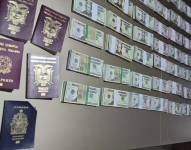 Foto de decenas de billetes falsos junto a pasaportes del empresario extranjero Benny C.