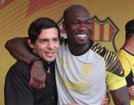 Adrián Luna Martinetti, luchador de la UFC, abraza a Felipe Caicedo, delantero de Barcelona SC