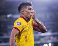 El defensa y capitán de Barcelona SC, Xavier Arreaga, se besa el escudo