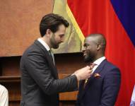El presidente de la Asamblea Nacional, Niels Olsen, condecora a Enner Valencia, capitán de la selección de Ecuador