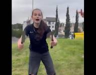 Niña de 14 con machete y hacha defendiendo a su hermana de acosadores extranjeros