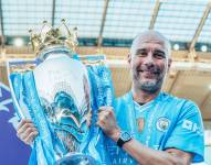 Pep Guardiola posa con el trofeo de la Premier League 2024