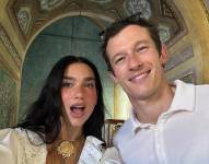Dua Lipa y Callum Turner hicieron público su compromiso en junio de 2025.