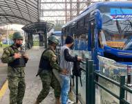 Quito: militares armados hacen operativos en las paradas de buses