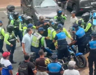 Metropolitanos se enfrentaron con agentes de la ATM por retener motos mal estacionadas en Guayaquil.
