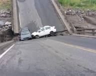 Dos vehículos atrapados por el colapso de un puente.