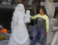 Viracocha junto a la Virgen del Cisne de piedra.