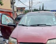 Imagen del carro baleado por fuerzas del orden tras evadir un control policial en la avenida Domingo Comín, sur de Guayaquil.