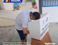 Una ppl sufraga este jueves 12 de octubre.