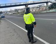 Agente de tránsito realizando controles.